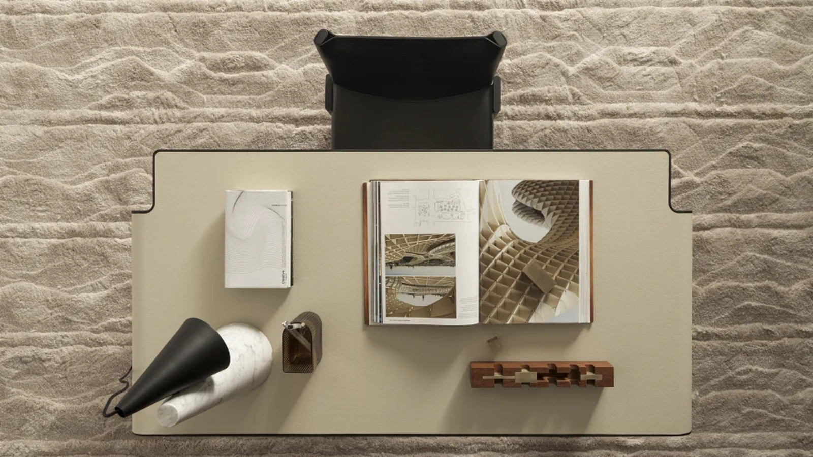 Molteni & C imitasyon deri kaplı metal Aria çalışma masası