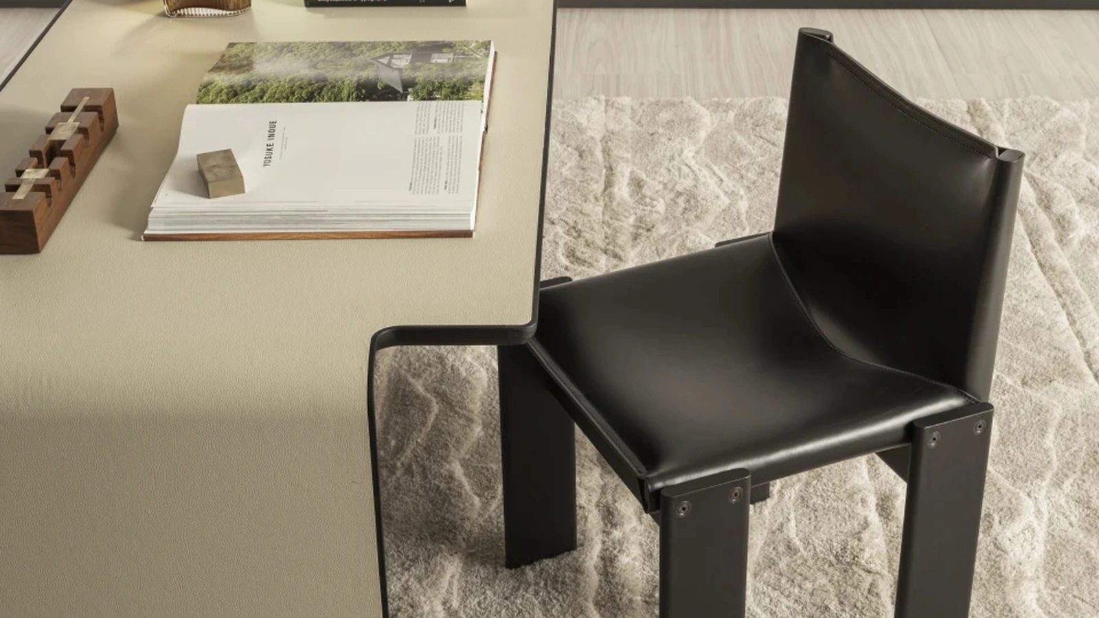 Molteni & C'den suni deri kaplı metal Aria çalışma masası