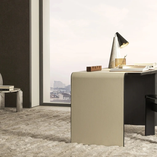 Molteni & C imalatı, eko deri kaplı metal Aria çalışma masası