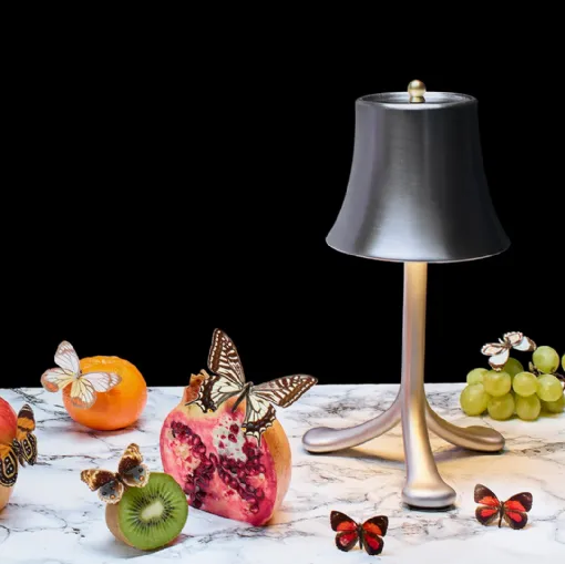 Artemide'nin Trois Rois masa lambası.