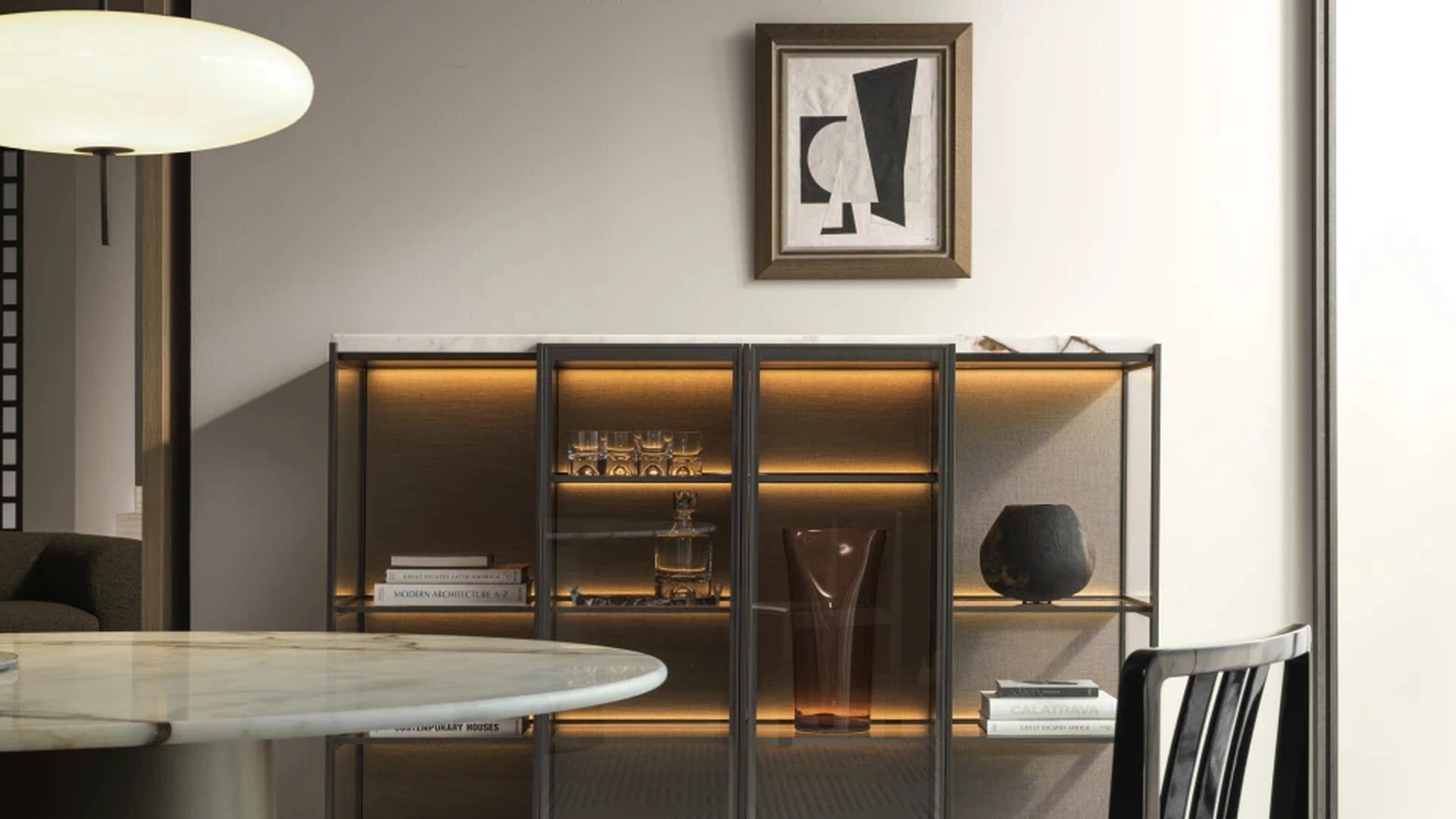 Molteni & C tarafından üretilen, cam kapaklı ahşap Logos Set 04 kitaplık