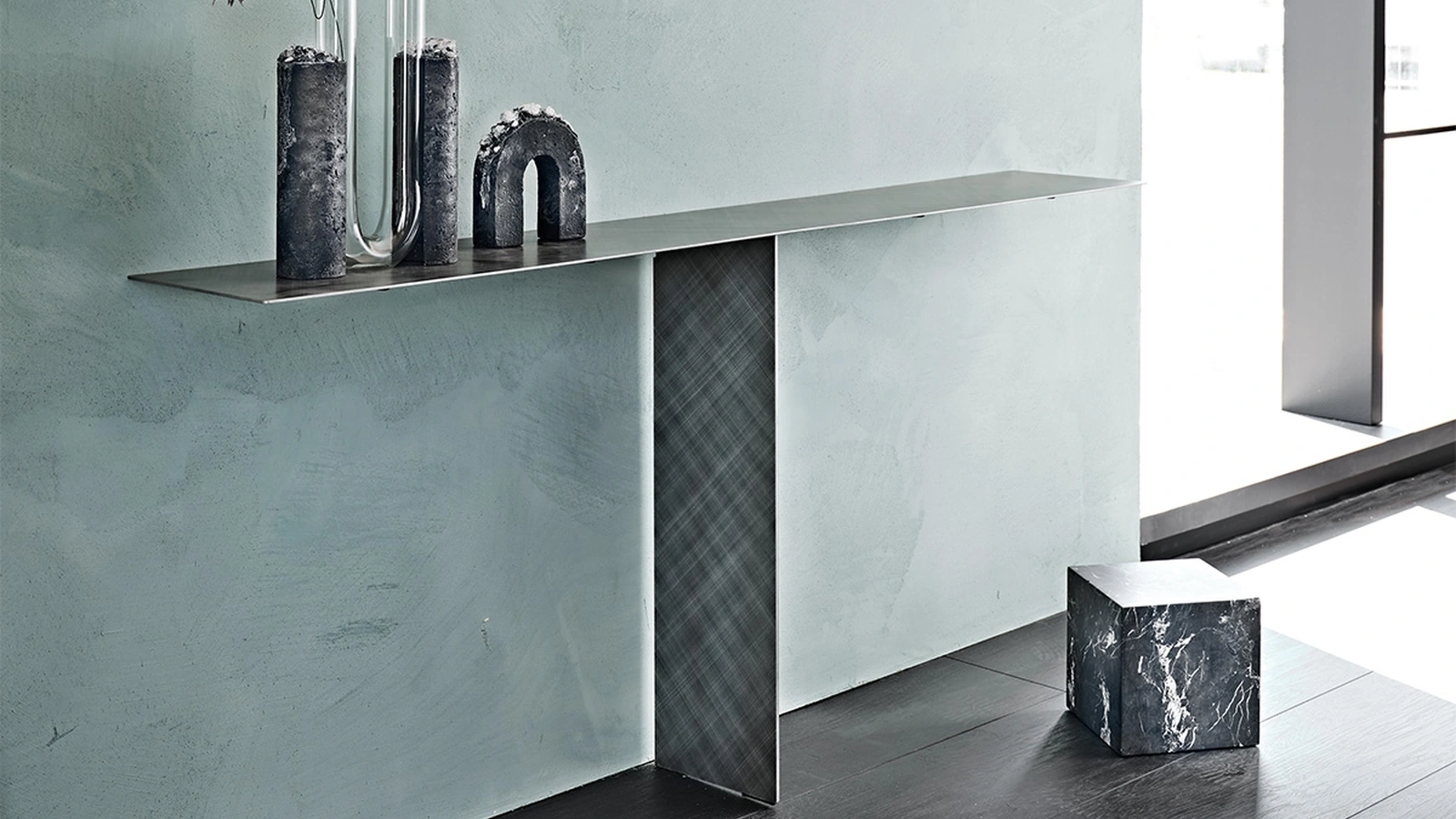 Cattelan Italia'nın çelik tasarım konsol masası