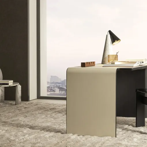 Molteni & C imalatı, eko deri kaplı metal Aria çalışma masası