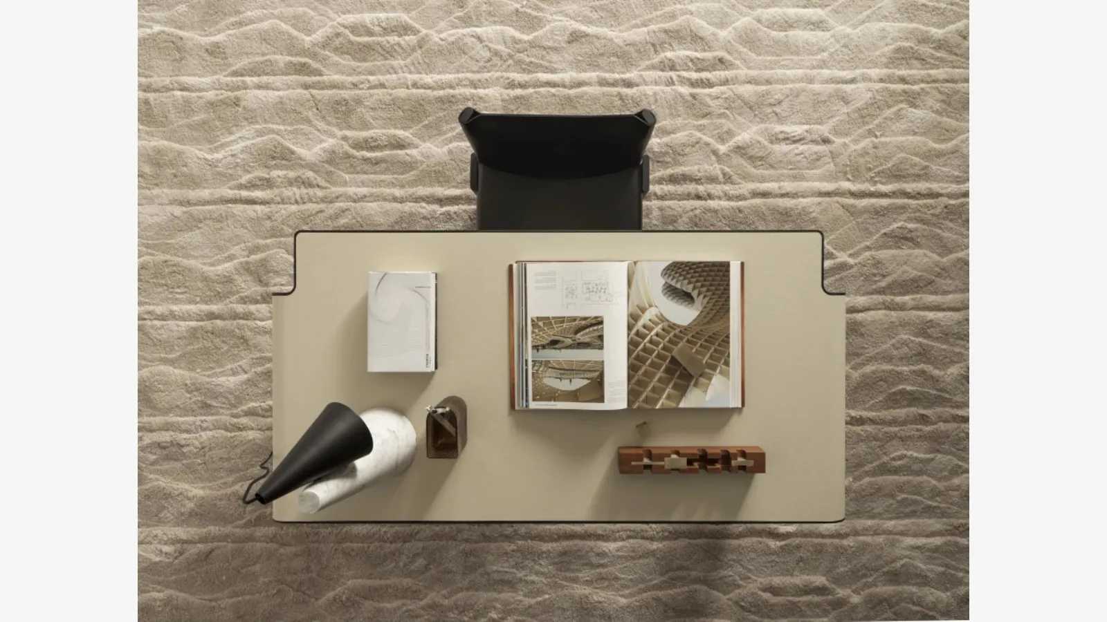 Molteni & C imitasyon deri kaplı metal Aria çalışma masası