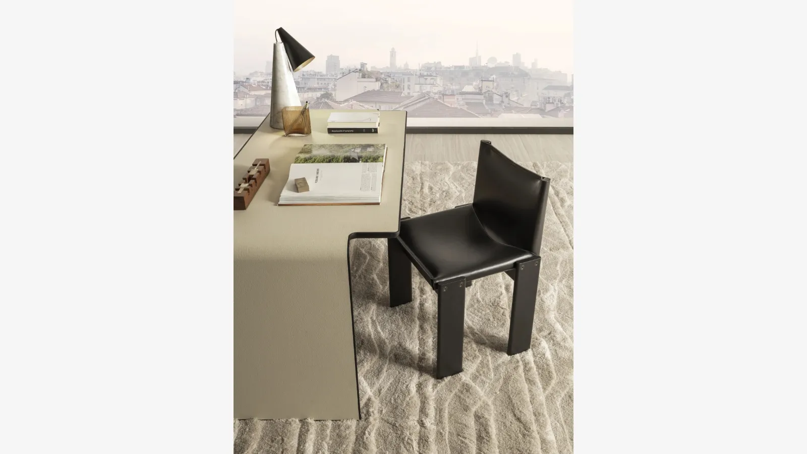 Molteni & C'den suni deri kaplı metal Aria çalışma masası