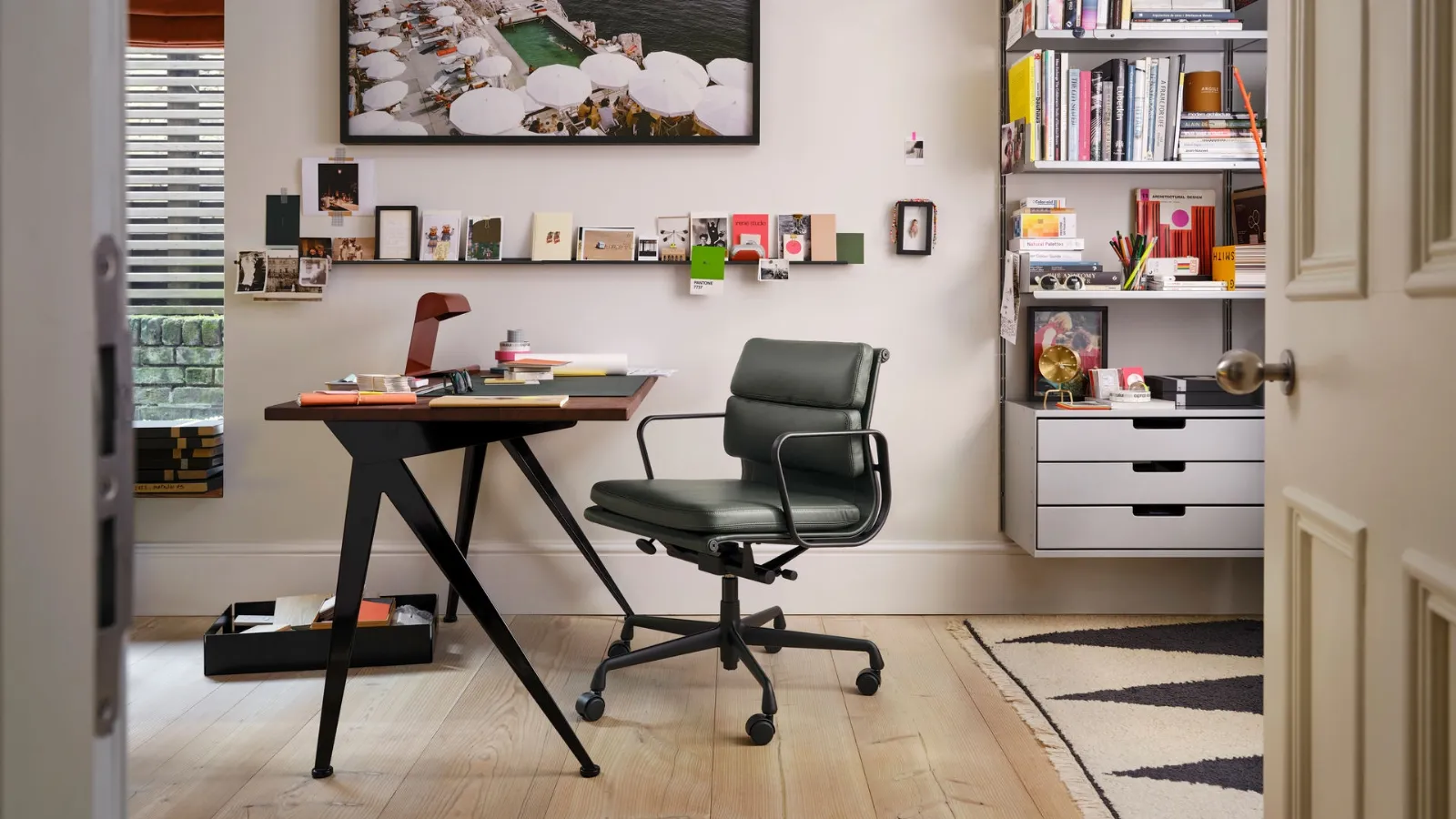 Vitra tarafından üretilen Compas Direction yaz