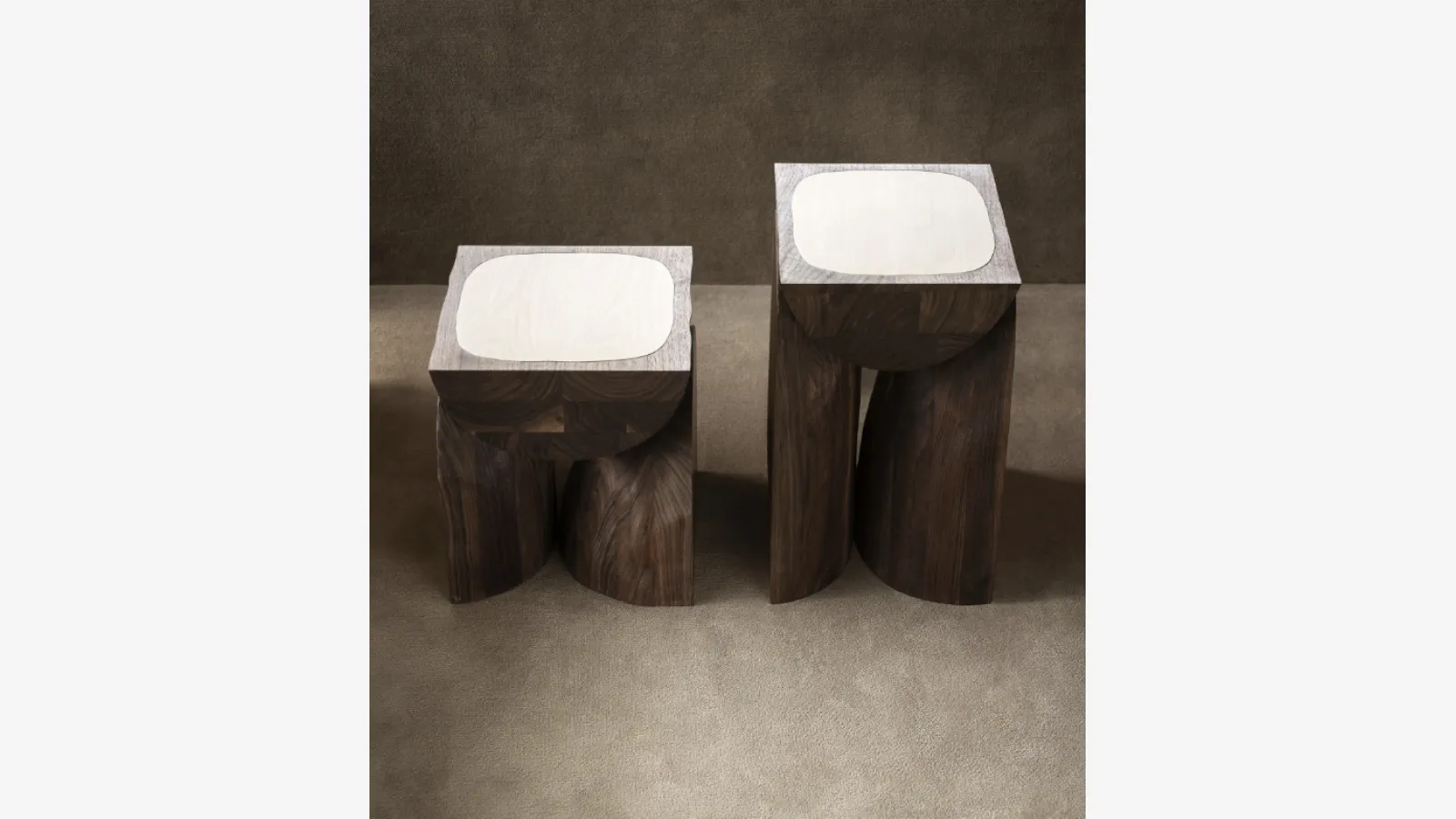 Tavolino Tacchini in legno per il pane