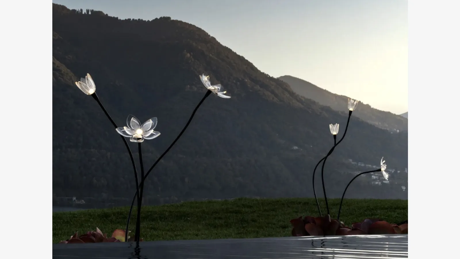 Metal ve PVC'den yapılmış Linea Light markalı Blum Flower açık h