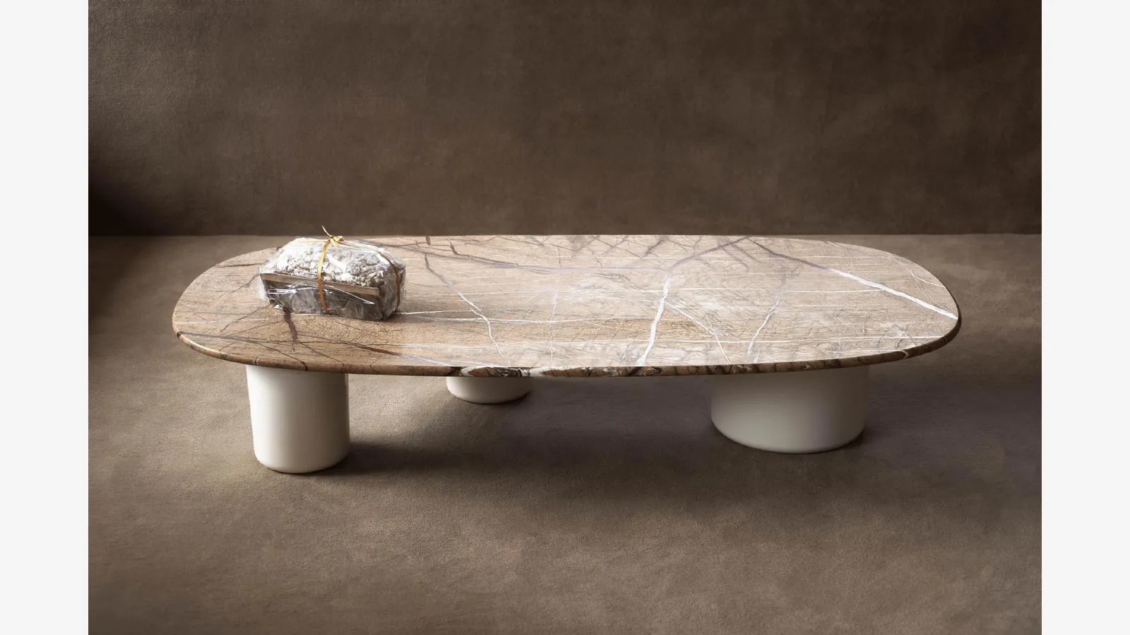 Tavolini Gian & Pan in marmo e cemento di Tacchini