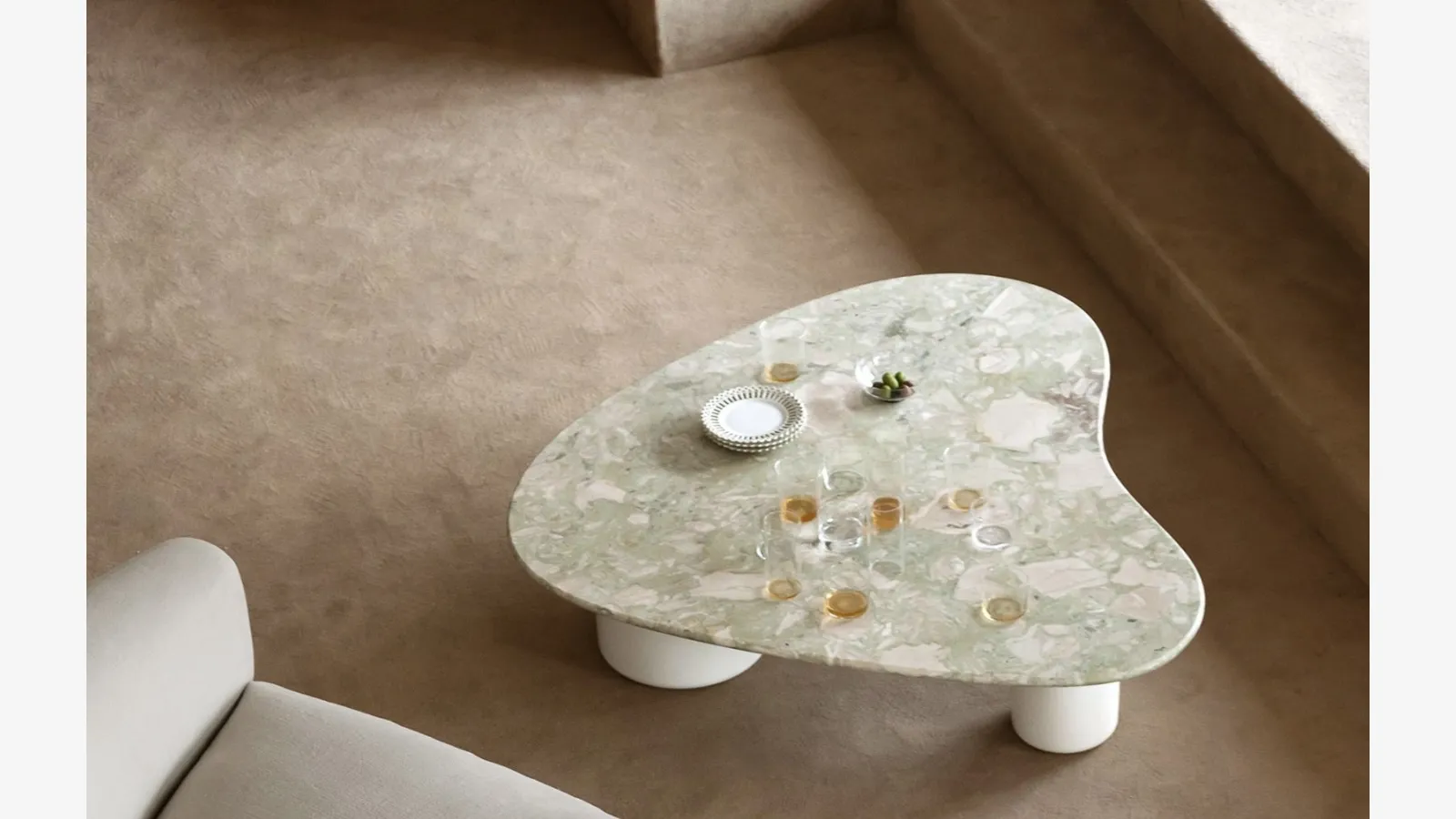 Tavolini Gian & Pan Tacchini tarafından mermer ve çimento ile