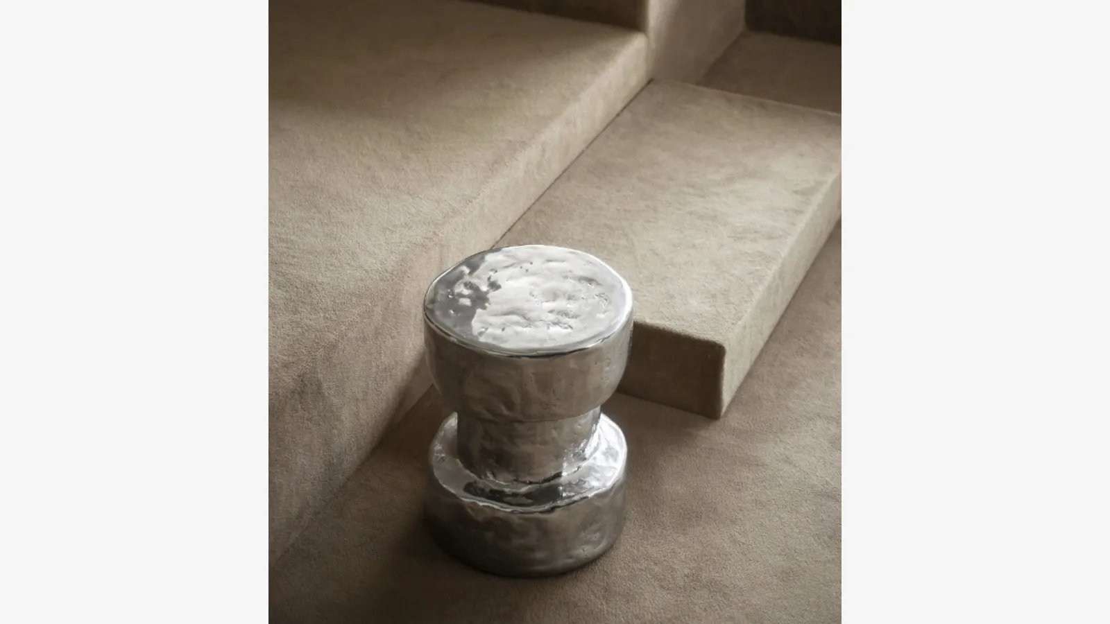 Tavolino in alluminio di Tacchini.