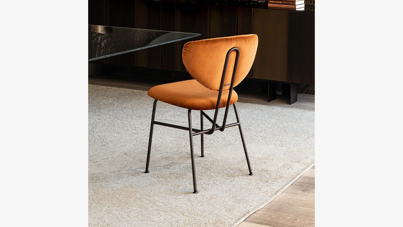 Cattelan Italia'dan kadife Chloe sandalyesi.