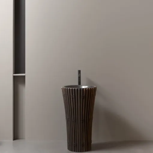 Antoniolupi'ya ait AMDL Circle Ramses seramik lavabosu, Moka Cevizi ve Koyu Patinaj Bronz renklerindedir.