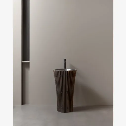 Antoniolupi'ya ait AMDL Circle Ramses seramik lavabosu, Moka Cevizi ve Koyu Patinaj Bronz renklerindedir.