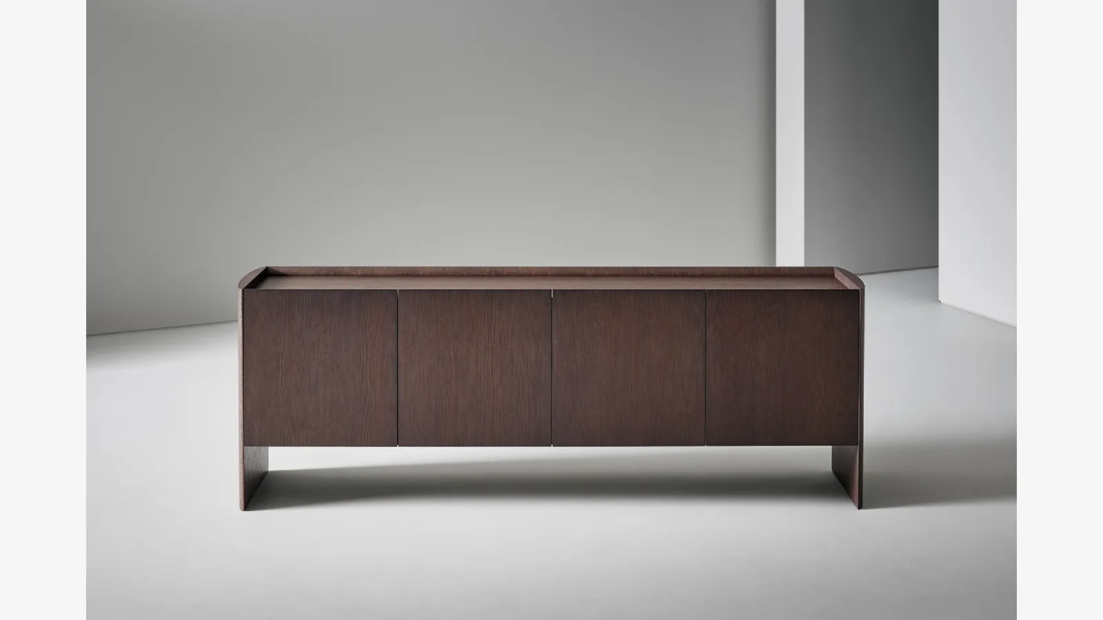 Bonaldo tarafından üretilmiş, 4 kapılı ahşap