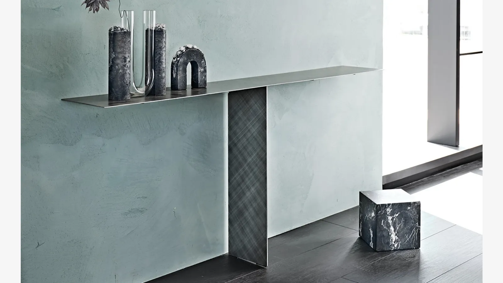Cattelan Italia'nın çelik tasarım konsol masası