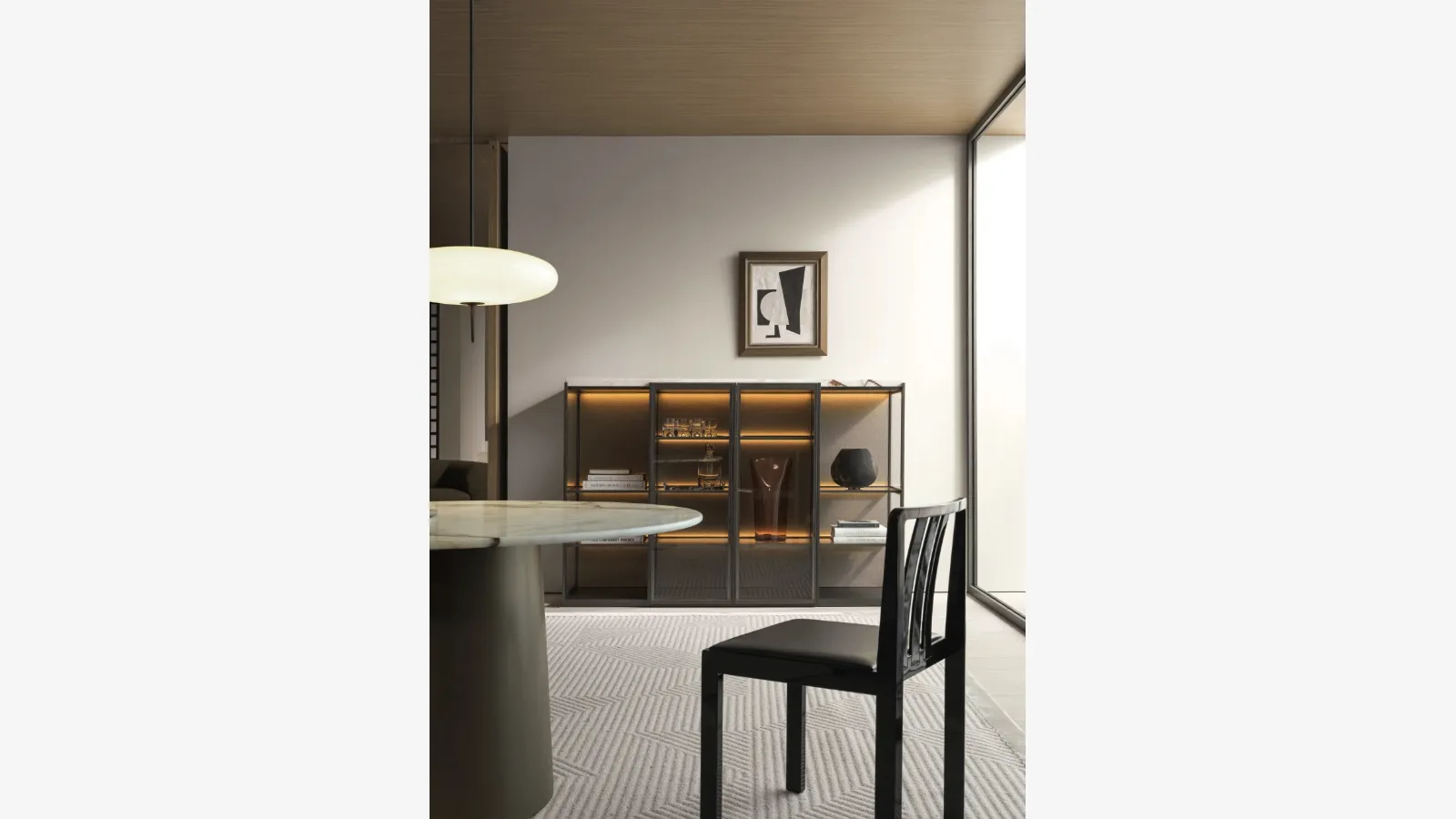 Molteni & C tarafından üretilen, cam kapaklı ahşap Logos Set 04 kitaplık