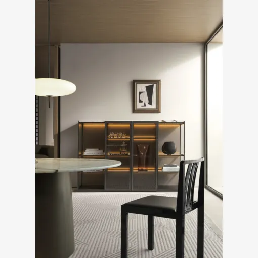 Molteni & C tarafından üretilen, cam kapaklı ahşap Logos Set 04 kitaplık