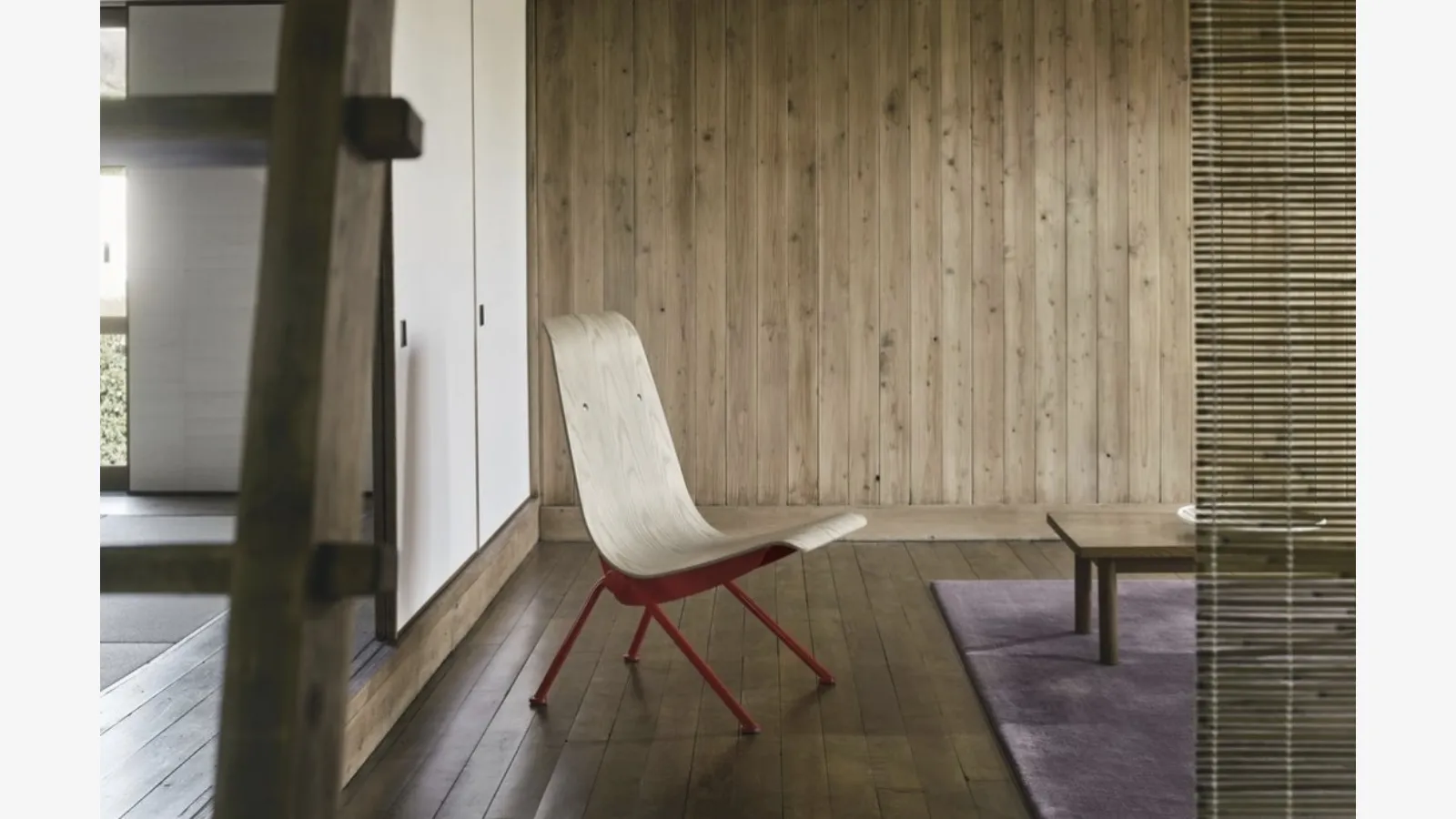 Vitra'nın Antony Limited Edition 2025 ahşap koltuk.