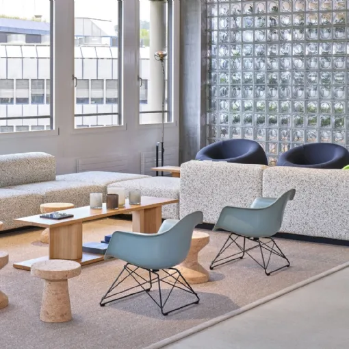 Vitra tarafından üretilen Eames Fiberglass plastik kolt