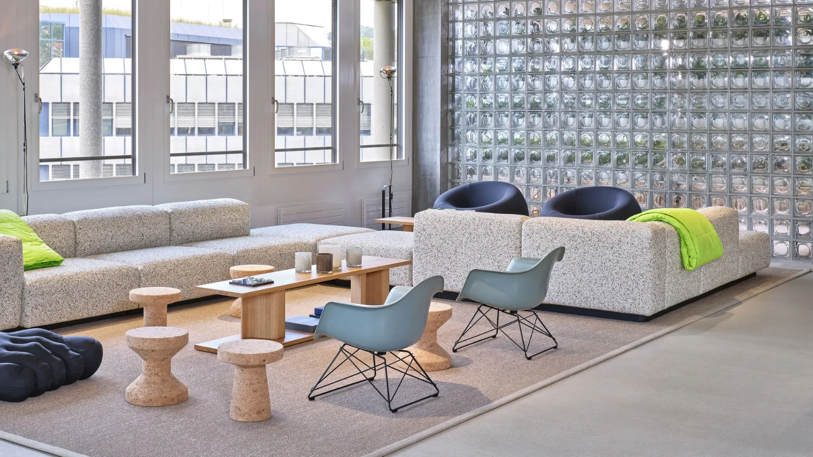 Vitra tarafından üretilen Eames Fiberglass plastik kolt