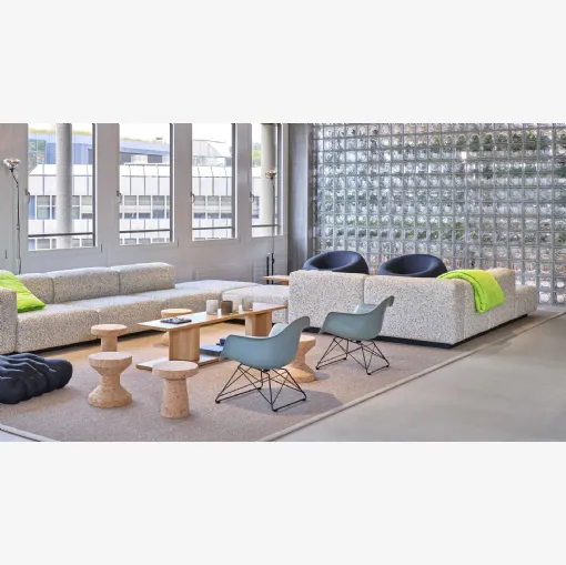 Vitra tarafından üretilen Eames Fiberglass plastik kolt