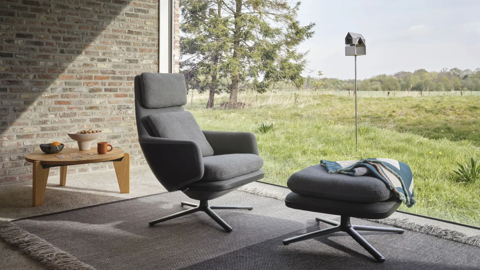 Vitra'nın Grand Relax koltuk ve pufu