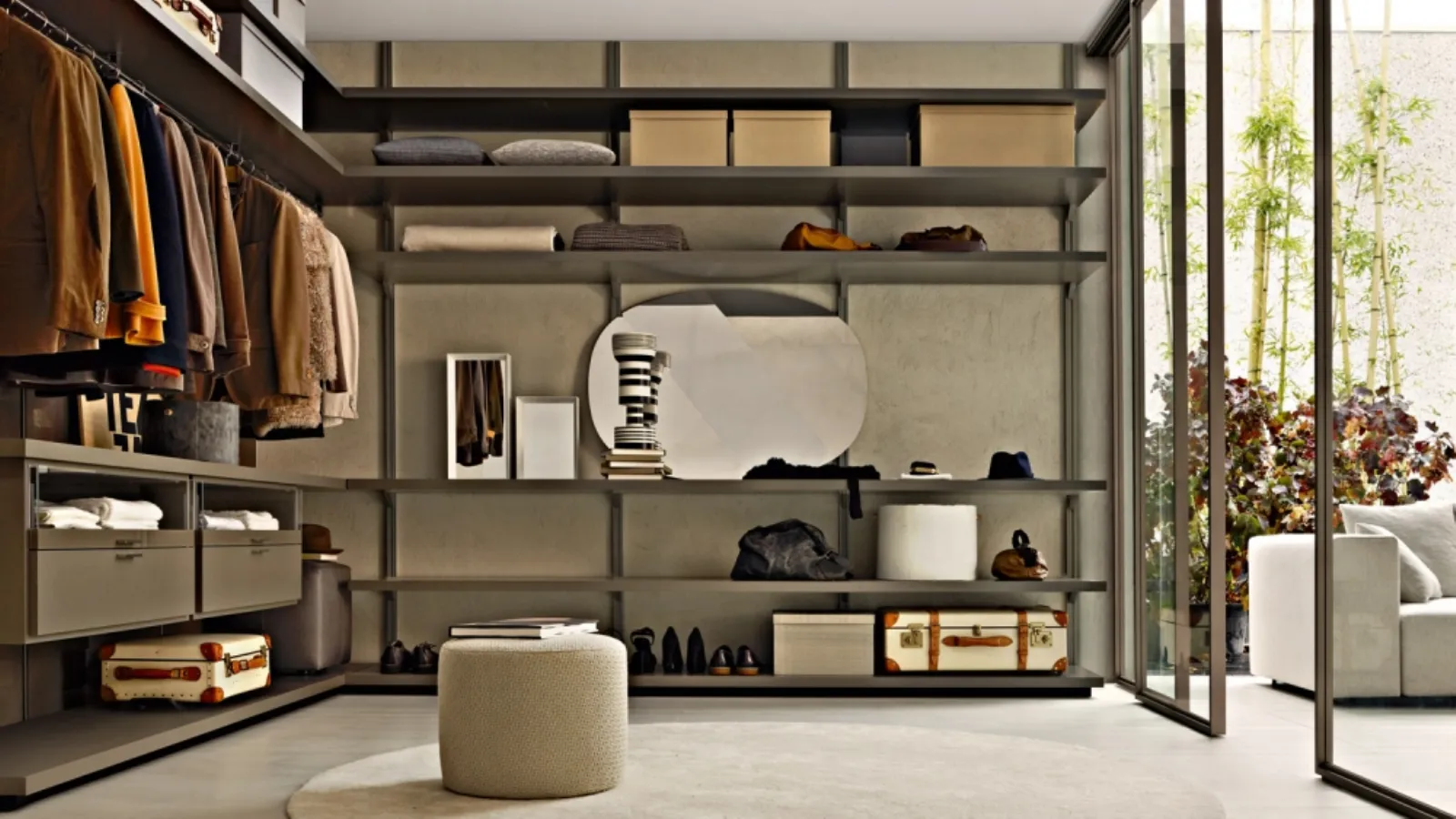Molteni & C'nin Dwell Gliss Walk-In sürgülü kapılı giyin