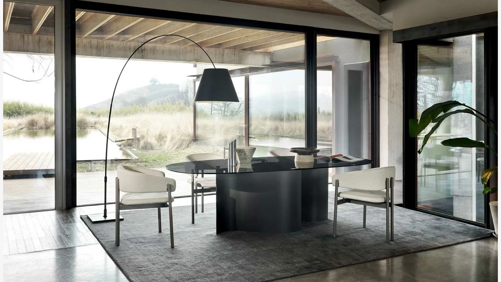 Ditre Italia'nın cam üstü Doon masa.