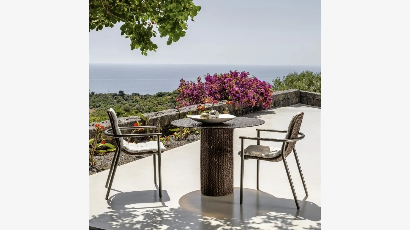 Talenti'nin Bond rattan sandalyeleriyle cam masa.