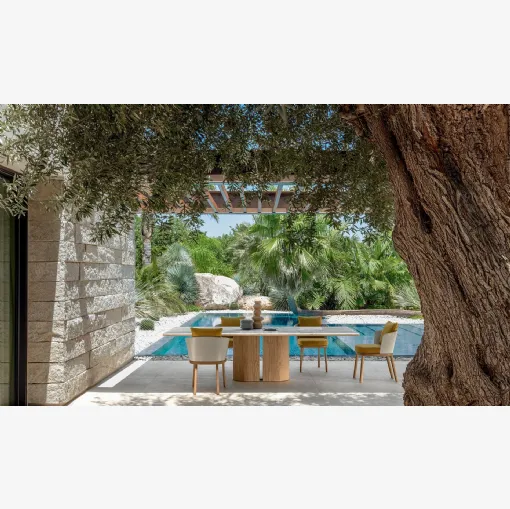 Mermer ve ahşap masa ve Talenti'nin poliüretan ve ahşaptan yapılm