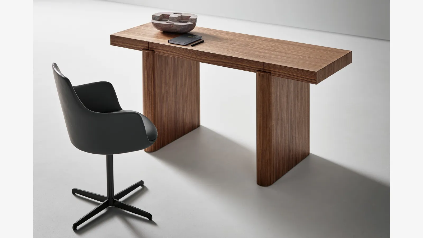 Bonaldo'nun Blocco Desk operasyonel masası
