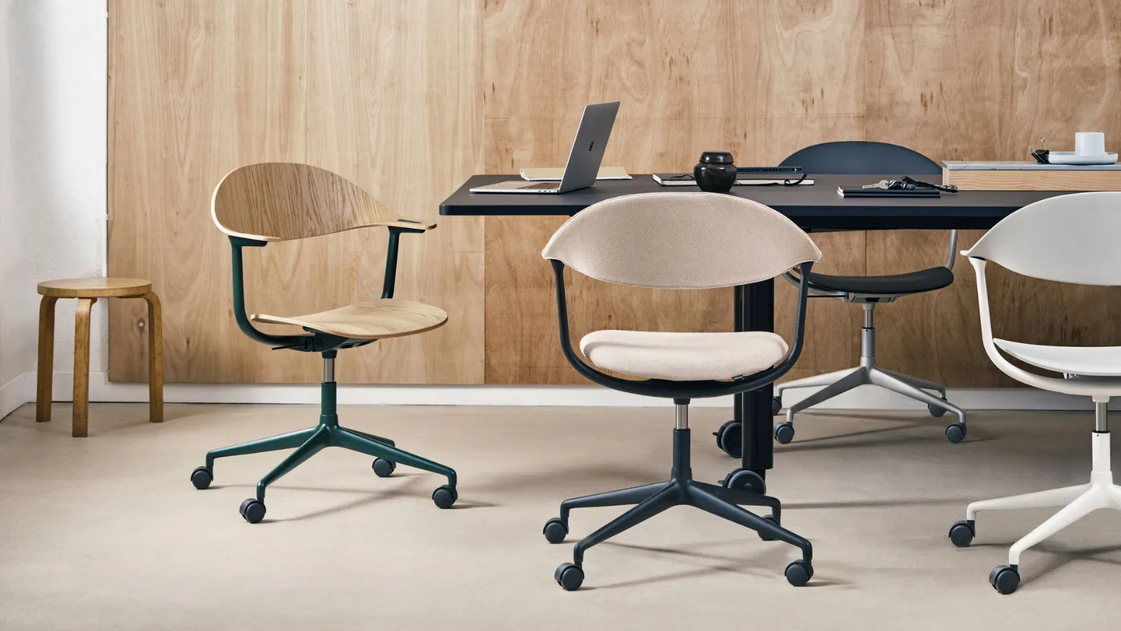 Vitra tarafından kumaş, ahşap veya plastik malzemeden üretilmiş My