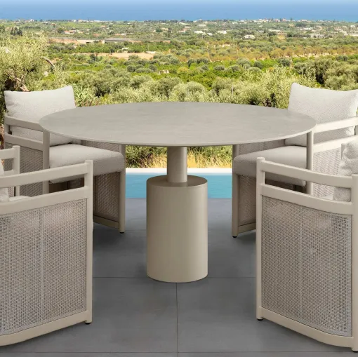 Talenti'nin gres masa ve alüminyum sandalyeleri Edwin Al