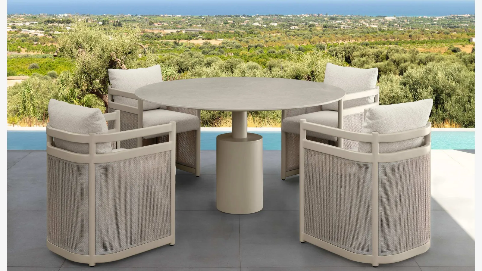 Talenti'nin gres masa ve alüminyum sandalyeleri Edwin Al