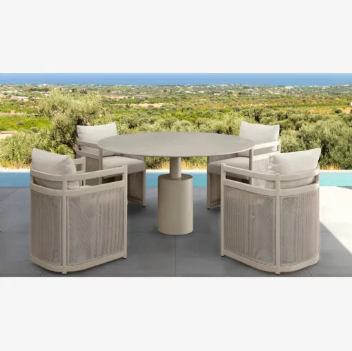 Talenti'nin gres masa ve alüminyum sandalyeleri Edwin Al