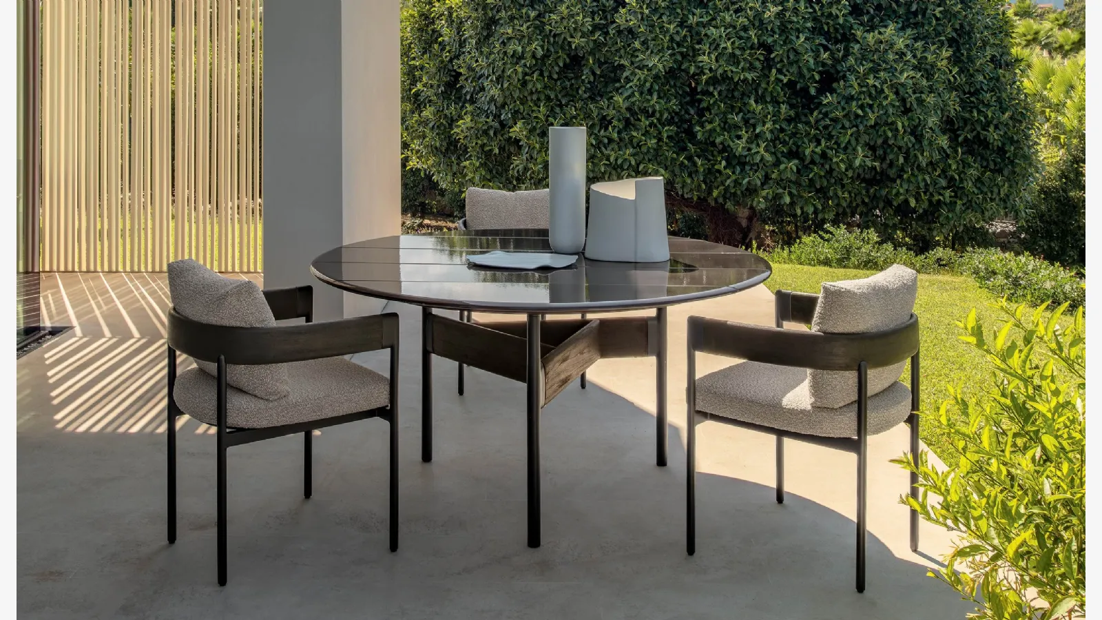 Seramik masa ve Talenti'nin Flow kumaş ve ahşap sandaly