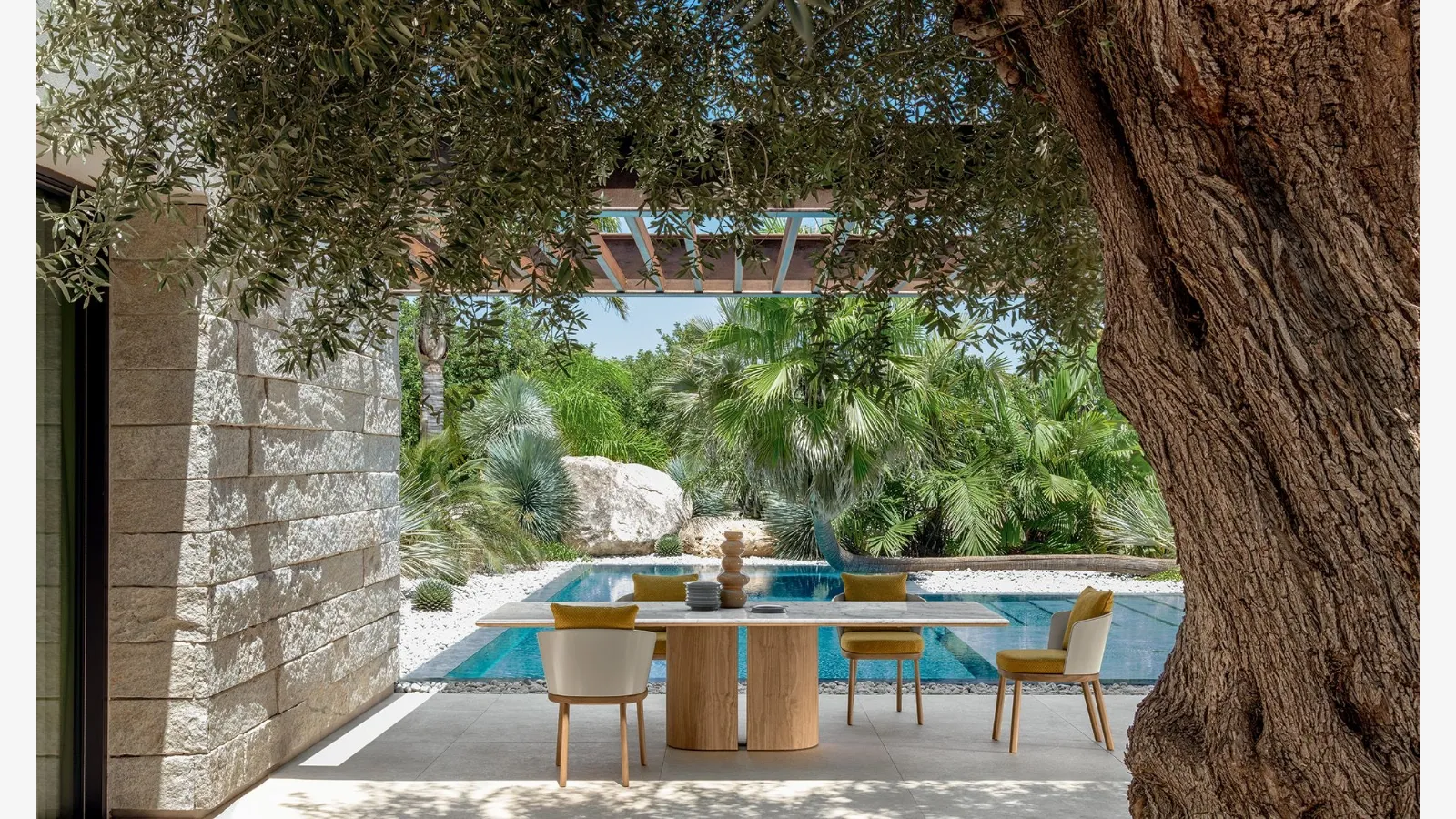 Mermer ve ahşap masa ve Talenti'nin poliüretan ve ahşaptan yapılm